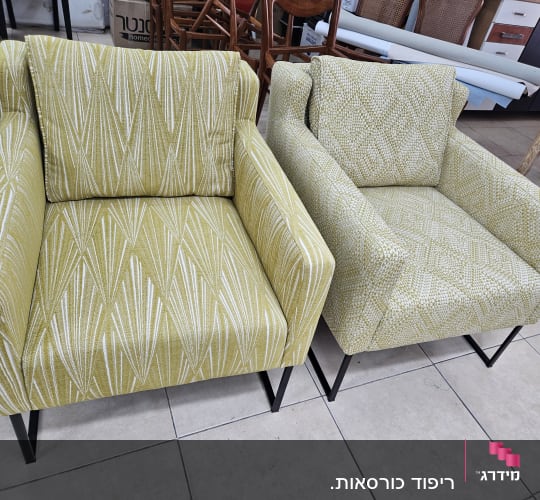 שני כורסאות מרופדות בבד דוגמת גיאומטרי